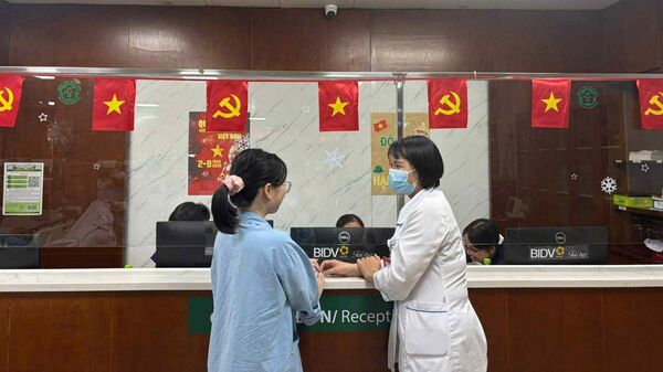 Người dân đến khám chữa bệnh tại Bệnh viện Bạch Mai - Sputnik Việt Nam