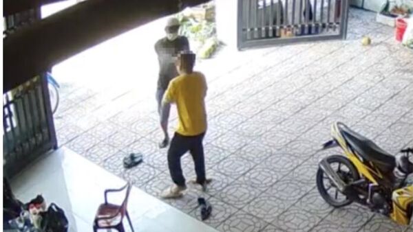 Hình ảnh ông Phúc dùng súng bắn tài xế T. ngày 28-4 - Sputnik Việt Nam