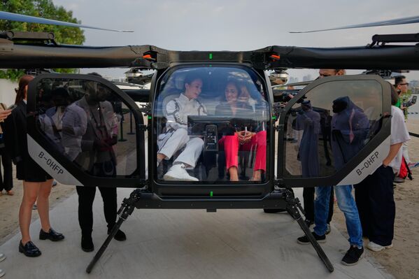 Đây là chuyến bay trình diễn đầu tiên của chiếc ô tô bay này ở Dubai. - Sputnik Việt Nam