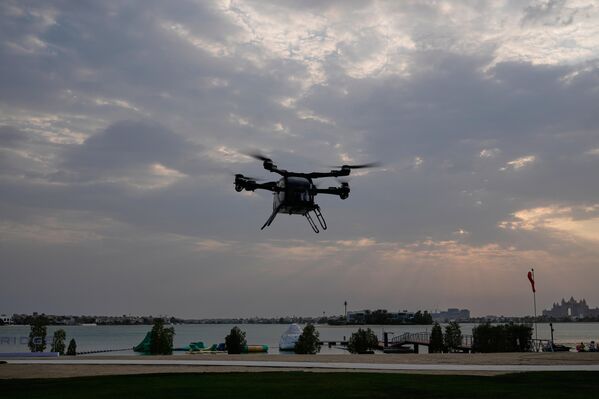 Đây là chuyến bay trình diễn đầu tiên của chiếc ô tô bay này ở Dubai. - Sputnik Việt Nam