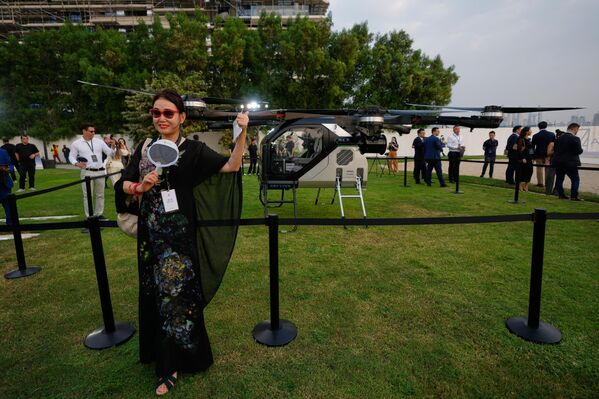 Đây là chuyến bay trình diễn đầu tiên của chiếc ô tô bay này ở Dubai. - Sputnik Việt Nam