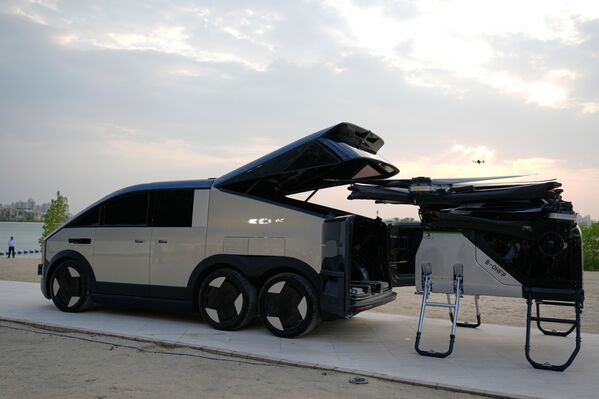 Đây là chuyến bay trình diễn đầu tiên của chiếc ô tô bay này ở Dubai. - Sputnik Việt Nam