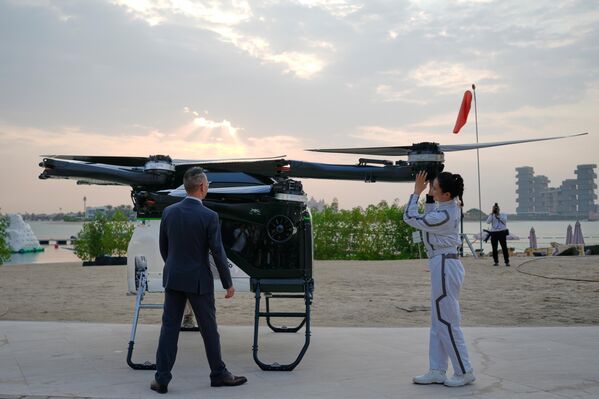 Đây là chuyến bay trình diễn đầu tiên của chiếc ô tô bay này ở Dubai. - Sputnik Việt Nam