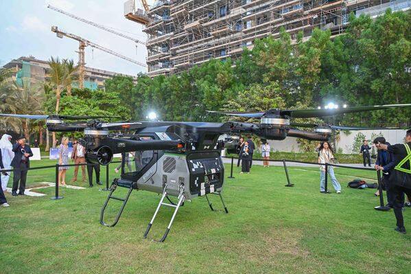 Đây là chuyến bay trình diễn đầu tiên của chiếc ô tô bay này ở Dubai. - Sputnik Việt Nam