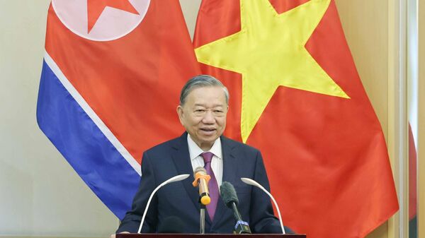 Tổng Bí thư Tô Lâm nói chuyện với cán bộ, nhân viên Đại sứ quán Việt Nam tại Triều Tiên - Sputnik Việt Nam