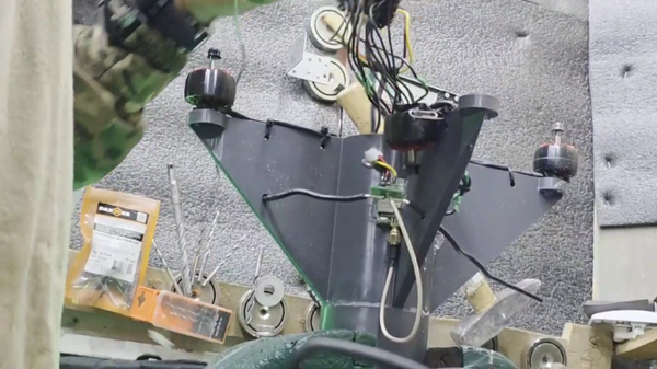 Các chuyên gia của lữ đoàn mang tên Alexander Nevsky đang phát triển bộ khuếch đại tín hiệu UAV độc nhất vô nhị - Sputnik Việt Nam