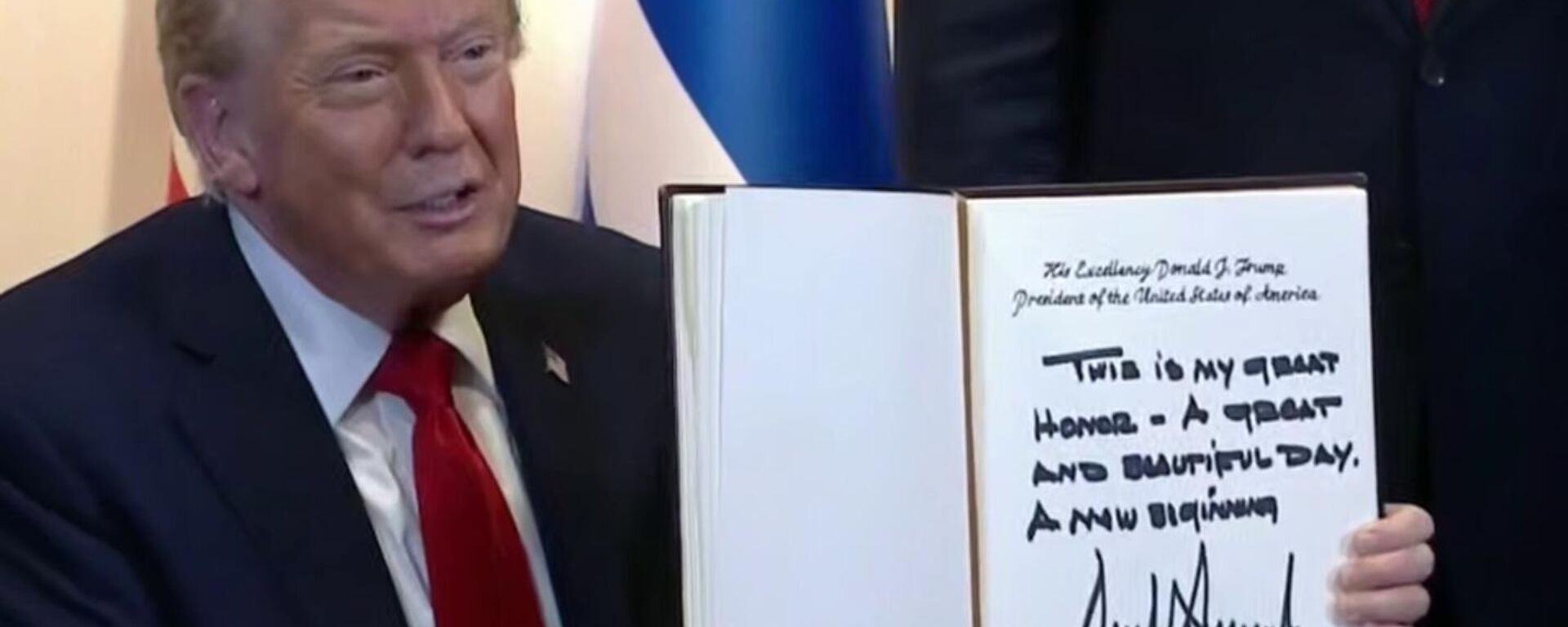 Trump đã ký vào sổ khách của quốc hội Israel, gọi hôm nay là một “ngày tuyệt vời” và một “khởi đầu mới”. - Sputnik Việt Nam, 1920, 13.10.2025