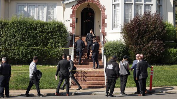 Cảnh sát điều tra làm nhiệm vụ trước căn nhà của vợ chồng Ocheltree và Truong ở San Francisco - Sputnik Việt Nam