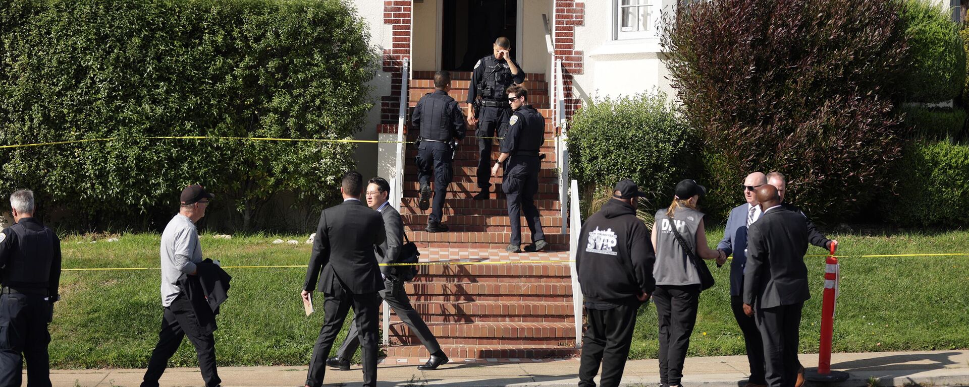 Cảnh sát điều tra làm nhiệm vụ trước căn nhà của vợ chồng Ocheltree và Truong ở San Francisco - Sputnik Việt Nam, 1920, 13.10.2025