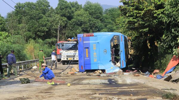 Vụ tai nạn khiến 3 người tử vong tại chỗ, 5 người bị thương nặng được đưa đi cấp cứu và nhiều hành khách khác bị thương nhẹ - Sputnik Việt Nam