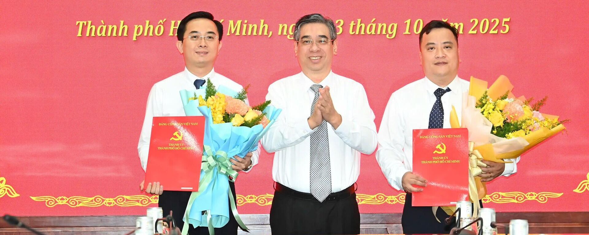 Đồng chí Nguyễn Phước Lộc, Phó Bí thư Thành ủy, Chủ tịch Ủy ban MTTQ Việt Nam TPHCM trao các quyết định cán bộ - Sputnik Việt Nam, 1920, 13.10.2025