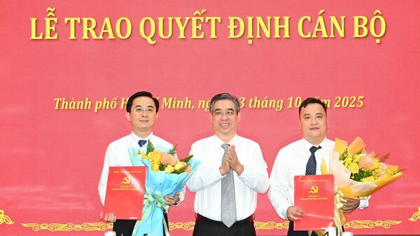 Đồng chí Nguyễn Phước Lộc, Phó Bí thư Thành ủy, Chủ tịch Ủy ban MTTQ Việt Nam TPHCM trao các quyết định cán bộ - Sputnik Việt Nam