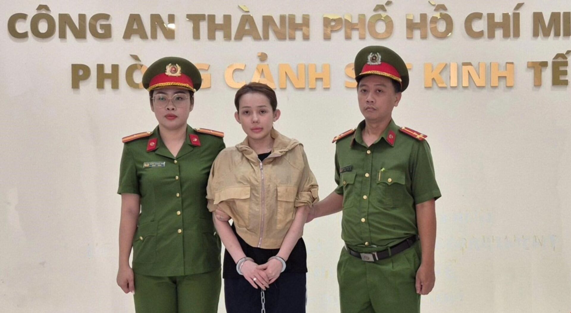 Võ Thị Ngọc Ngân (biệt danh “Ngân 98”) tại Cơ quan Công an - Sputnik Việt Nam, 1920, 13.10.2025