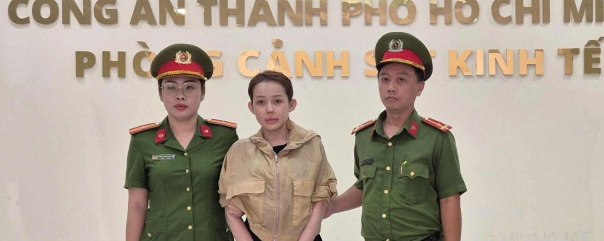 Võ Thị Ngọc Ngân (biệt danh “Ngân 98”) tại Cơ quan Công an - Sputnik Việt Nam, 1920, 14.10.2025