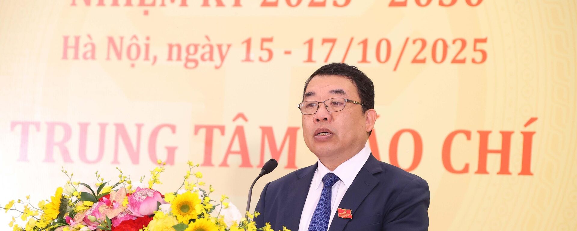 Ông Đào Xuân Dũng, Phó Trưởng Ban Tuyên giáo và Dân vận Thành ủy Hà Nội phát biểu khai trương Trung tâm Báo chí phục vụ Đại hội Đảng bộ thành phố lần thứ 18 - Sputnik Việt Nam, 1920, 14.10.2025