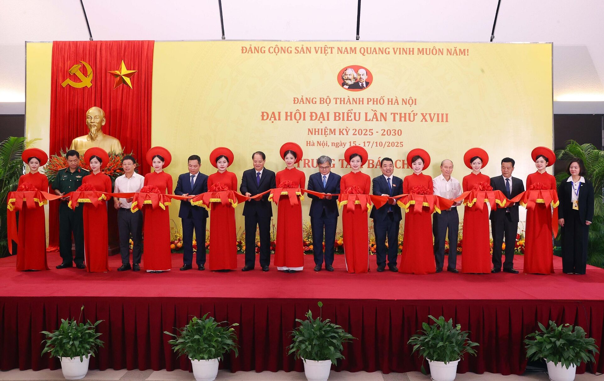 Các đại biểu cắt băng khai trương Trung tâm Báo chí phục vụ Đại hội đại biểu Đảng bộ thành phố Hà Nội lần thứ 18, nhiệm kỳ 2025 – 2030 - Sputnik Việt Nam, 1920, 14.10.2025
