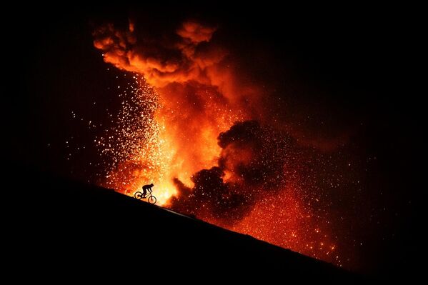 &quot;Fuego&quot; của Jb Liautard, tác phẩm được đánh giá cao ở hạng mục Thể thao hành động của cuộc thi Siena International Photo Awards 2025 - Sputnik Việt Nam