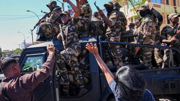 Những người lính được chào đón bởi những người tụ tập trong buổi lễ tưởng niệm những người biểu tình thiệt mạng trong cuộc biểu tình chống chính phủ gần đây ở Antananarivo - Sputnik Việt Nam