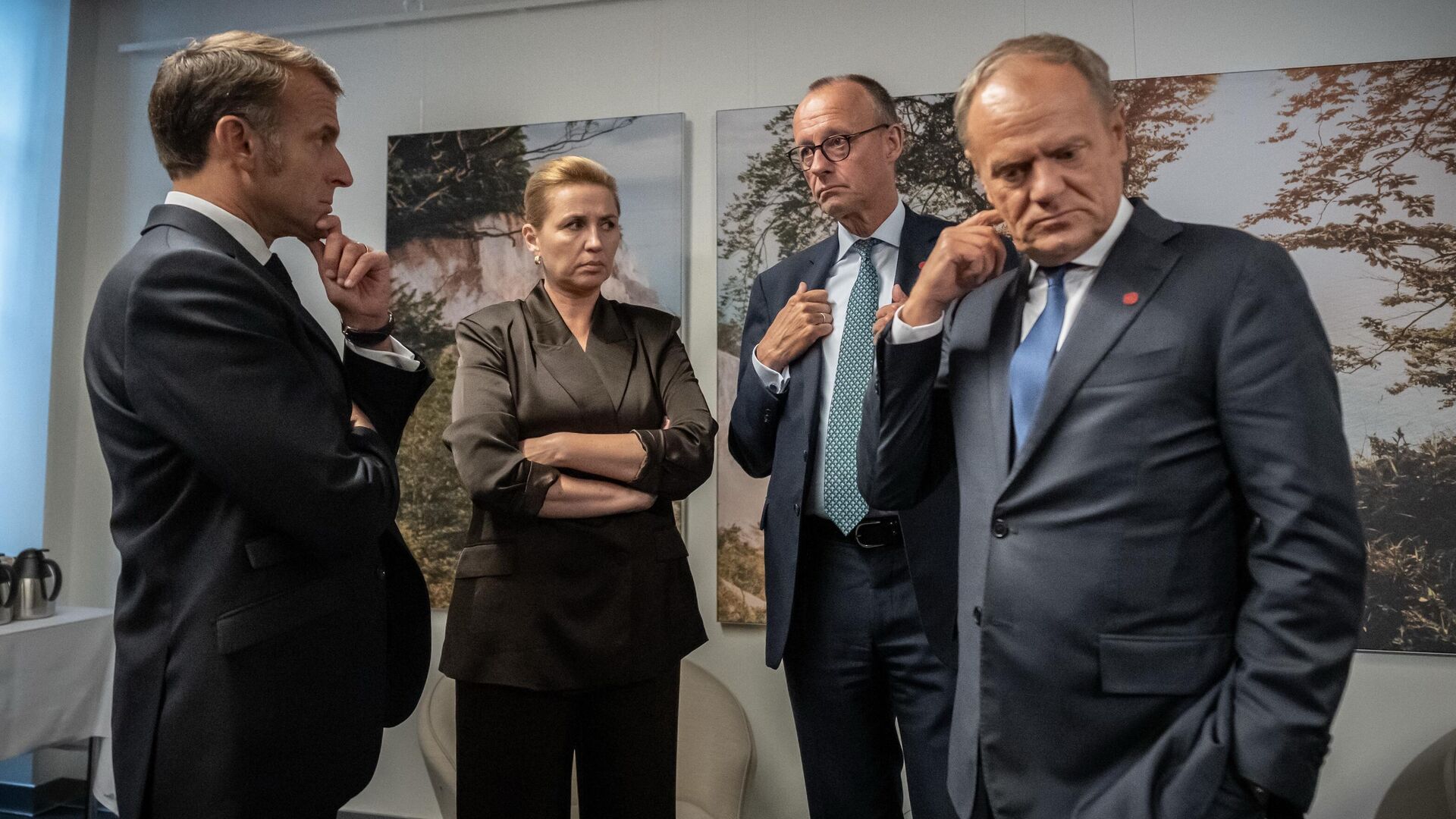 Tổng thống Pháp Emmanuel Macron, Thủ tướng Đan Mạch Mette Frederiksen, Thủ tướng Đức Friedrich Merz và Thủ tướng Ba Lan Donald Tusk trước cuộc họp của Nhóm liên lạc về Ukraine tại hội nghị thượng đỉnh Cộng đồng chính trị châu Âu ở Copenhagen. Tổng thống Pháp Emmanuel Macron, Thủ tướng Đan Mạch Mette Frederiksen, Thủ tướng Đức Friedrich Merz và Thủ tướng Ba Lan Donald Tusk trước cuộc họp của Nhóm liên lạc về Ukraine tại hội nghị thượng đỉnh Cộng đồng chính trị châu Âu ở Copenhagen. - Sputnik Việt Nam, 1920, 15.10.2025
