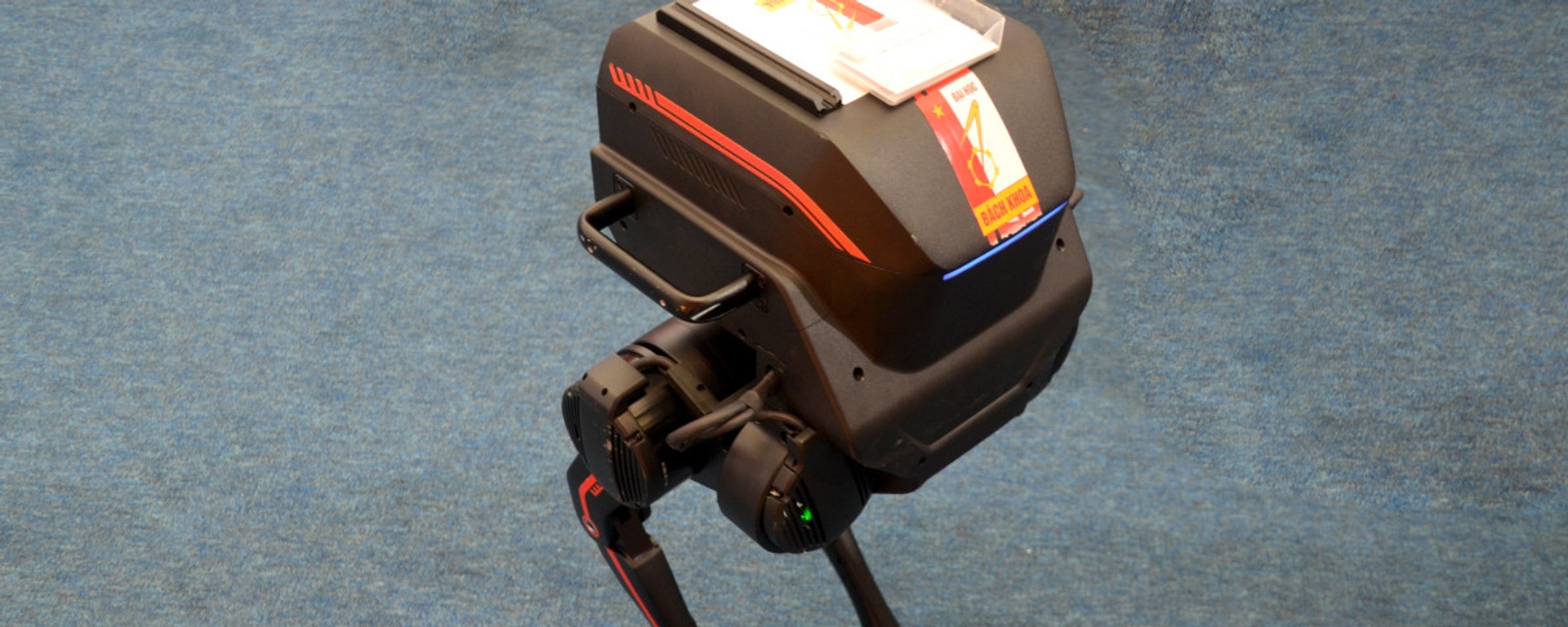 Theo Đại học Bách Khoa Hà Nội, việc dùng tem giấy logo của trường để đánh dấu bảo quản robot nước ngoài tại triển lãm là sơ suất, gây ra một số hiểu nhầm đáng tiếc. - Sputnik Việt Nam, 1920, 15.10.2025