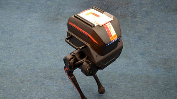 Theo Đại học Bách Khoa Hà Nội, việc dùng tem giấy logo của trường để đánh dấu bảo quản robot nước ngoài tại triển lãm là sơ suất, gây ra một số hiểu nhầm đáng tiếc. - Sputnik Việt Nam