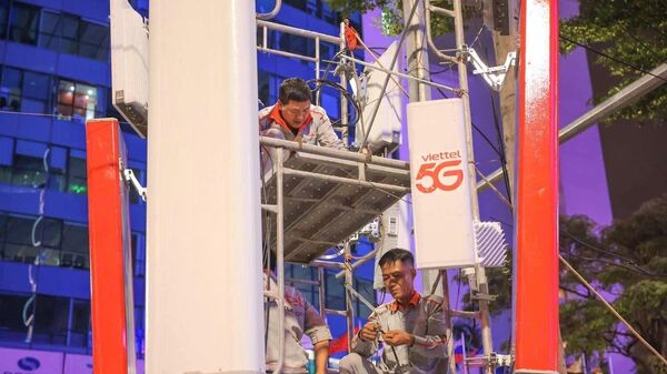 Công nhân Viettel thức xuyên đêm lắp đặt thêm 9 trạm BTS tại khu vực Liễu Giai - Văn Cao phục vụ nhu cầu tăng cao của người dân (ảnh chụp lúc 4g sáng 30/8)
 - Sputnik Việt Nam