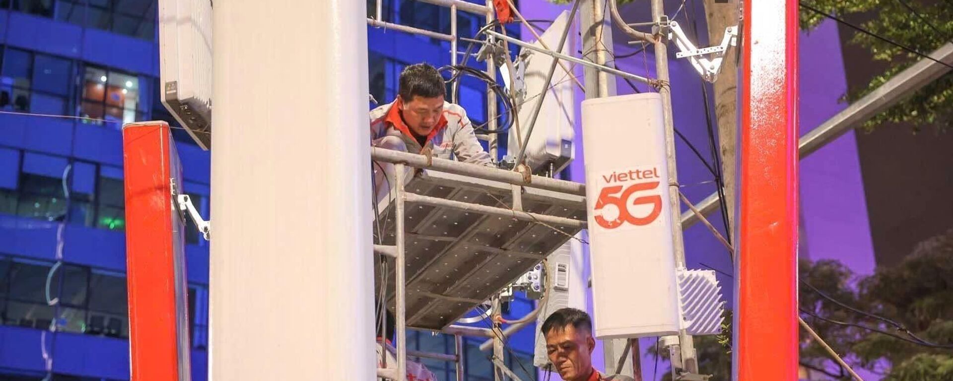 Công nhân Viettel thức xuyên đêm lắp đặt thêm 9 trạm BTS tại khu vực Liễu Giai - Văn Cao phục vụ nhu cầu tăng cao của người dân (ảnh chụp lúc 4g sáng 30/8)
 - Sputnik Việt Nam, 1920, 15.10.2025