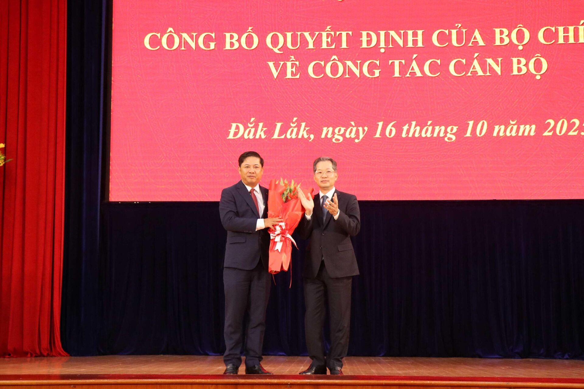 Tổng Thanh tra Chính phủ tặng hoa chúc mừng tân Bí thư Tỉnh ủy Đắk Lắk - Sputnik Việt Nam, 1920, 16.10.2025