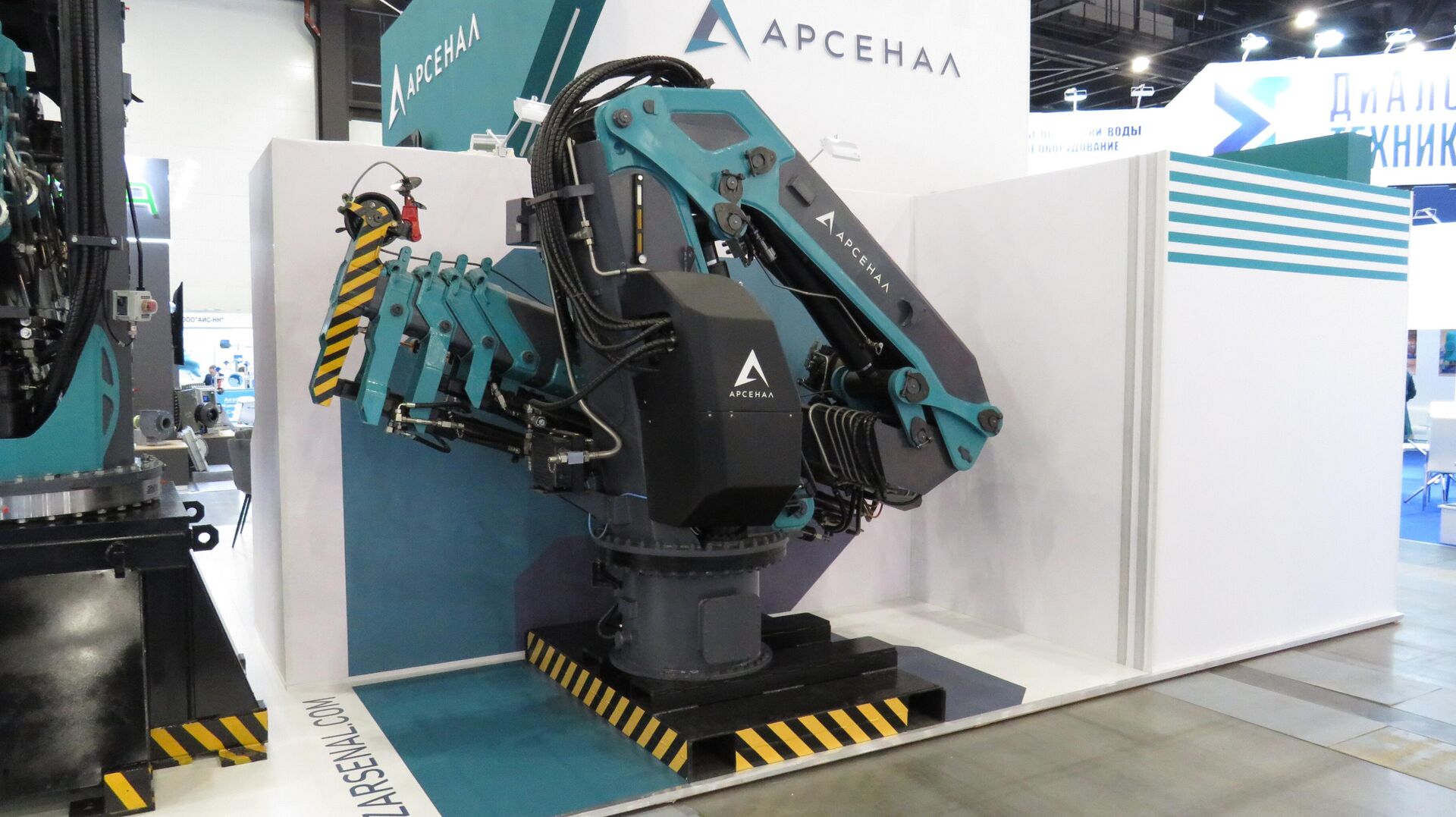 Máy cẩu tàu thủy có cần trục dạng ống lồng gấp hoàn toàn SKP 3-12 là một phát triển hoàn toàn mới của doanh nghiệp - Sputnik Việt Nam, 1920, 17.10.2025