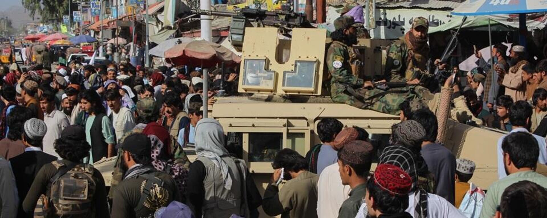 Các chiến binh Taliban ngồi trên xe bọc thép khi người dân tụ tập trong cuộc biểu tình lên án các cuộc không kích của Pakistan tại Afghanistan, ở tỉnh Khost, thứ Hai, ngày 13 tháng 10 năm 2025. - Sputnik Việt Nam, 1920, 16.10.2025