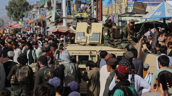 Các chiến binh Taliban ngồi trên xe bọc thép khi người dân tụ tập trong cuộc biểu tình lên án các cuộc không kích của Pakistan tại Afghanistan, ở tỉnh Khost, thứ Hai, ngày 13 tháng 10 năm 2025. - Sputnik Việt Nam