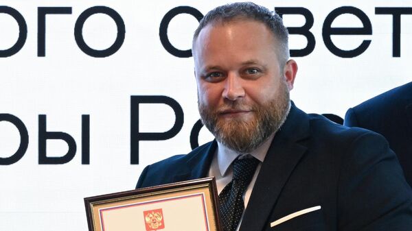 Tổng giám đốc tập đoàn truyền thông Rossiya Segodnya Dmitry Kiselev và phóng viên Ivan Zuev - Sputnik Việt Nam