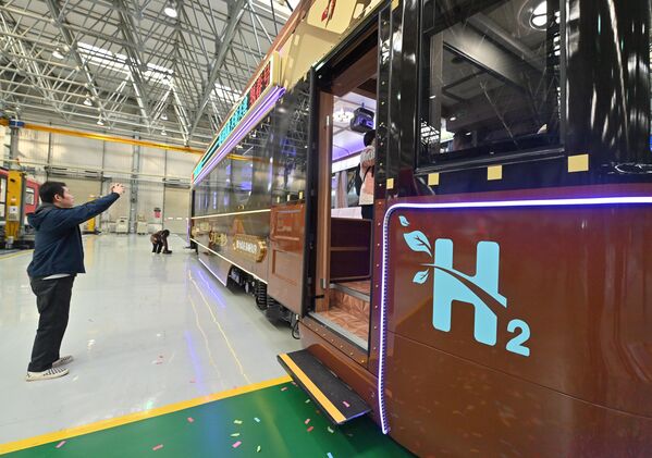 Người đàn ông chụp ảnh tàu du lịch chạy bằng hydro đầu tiên của Trung Quốc tại Trường Xuân, tỉnh Cát Lâm - Sputnik Việt Nam