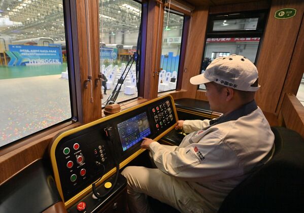Người tài xế hướng dẫn vận hành tàu du lịch chạy bằng hydro đầu tiên của Trung Quốc tại Trường Xuân, tỉnh Cát Lâm - Sputnik Việt Nam