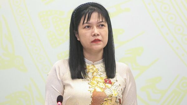 Phó Chủ nhiệm Ủy ban Công tác đại biểu của Quốc hội Tạ Thị Yên trả lời các câu hỏi báo chí quan tâm liên quan đến công tác nhân sự tại kỳ họp - Sputnik Việt Nam