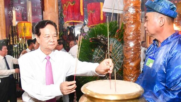 Ông Nguyễn Tấn Dũng - nguyên Ủy viên Bộ Chính trị, nguyên Thủ tướng Chính phủ - thắp hương tưởng nhớ Anh hùng dân tộc Nguyễn Trung Trực - Sputnik Việt Nam