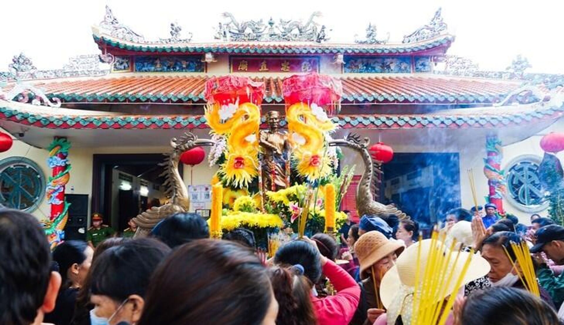 Dịp lễ hội Anh hùng dân tộc Nguyễn Trung Trực, người dân đông nghẹt về thắp hương cho ông và cầu gia đạo bình an - Sputnik Việt Nam, 1920, 18.10.2025