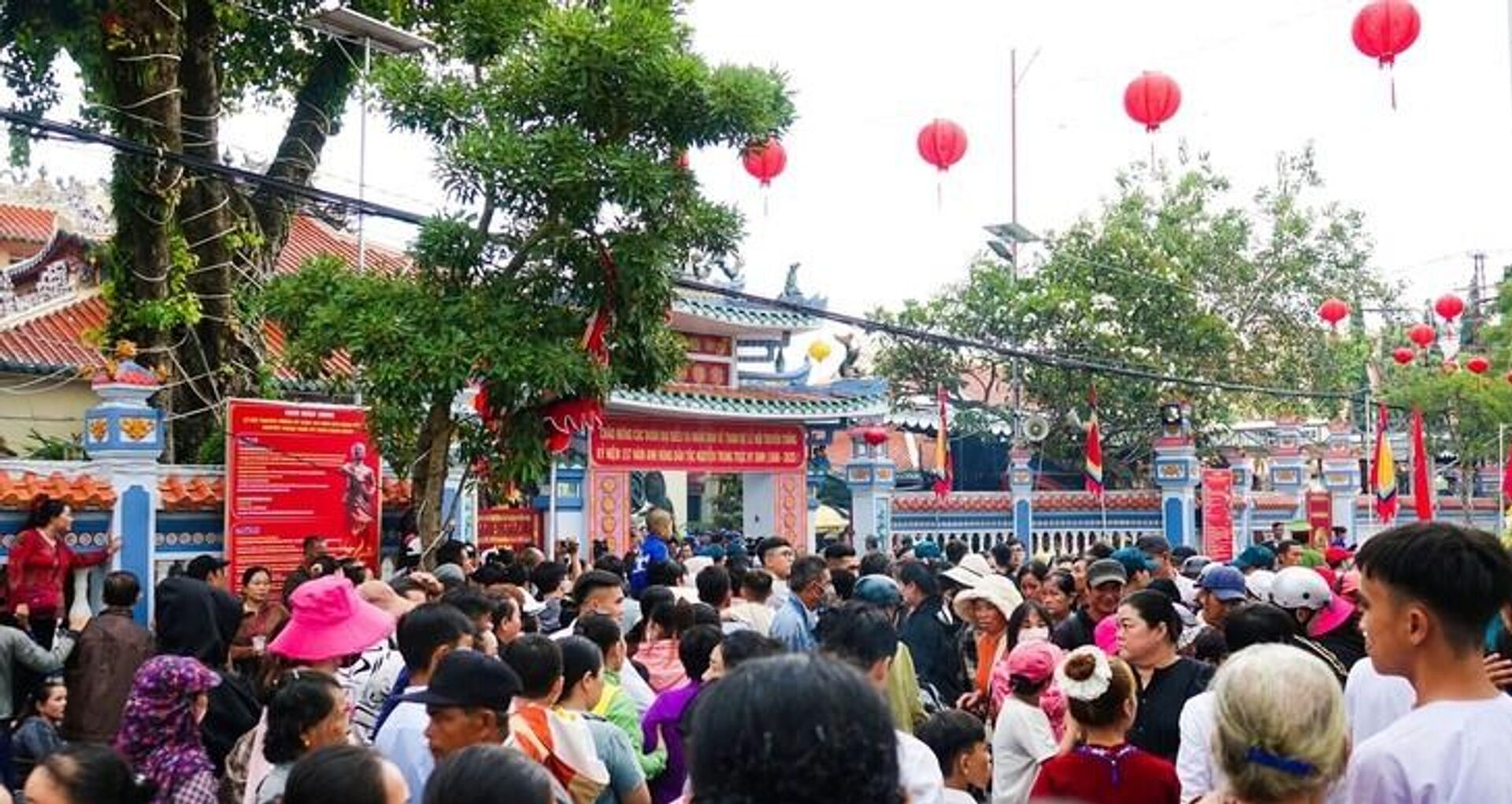 Tại khu di tích mộ và đình ông Nguyễn Trung Trực lúc này đông nghẹt người dân - Sputnik Việt Nam, 1920, 18.10.2025