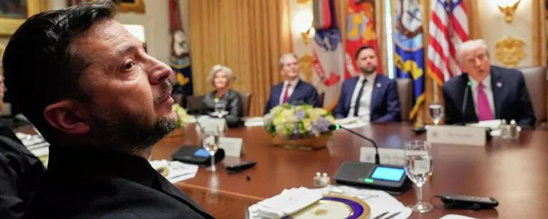 Vladimir Zelensky trong cuộc gặp với Tổng thống Hoa Kỳ Donald Trump - Sputnik Việt Nam, 1920, 19.10.2025