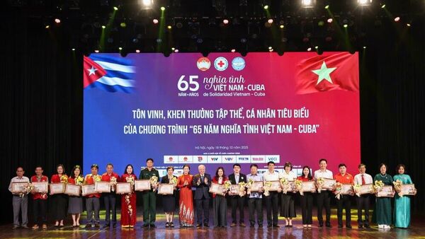 Chủ tịch Ủy ban Trung ương MTTQ Việt Nam Đỗ Văn Chiến khen thưởng các tập thể, cá nhân tiêu biểu trong vận động ủng hộ nhân dân Cuba - Sputnik Việt Nam