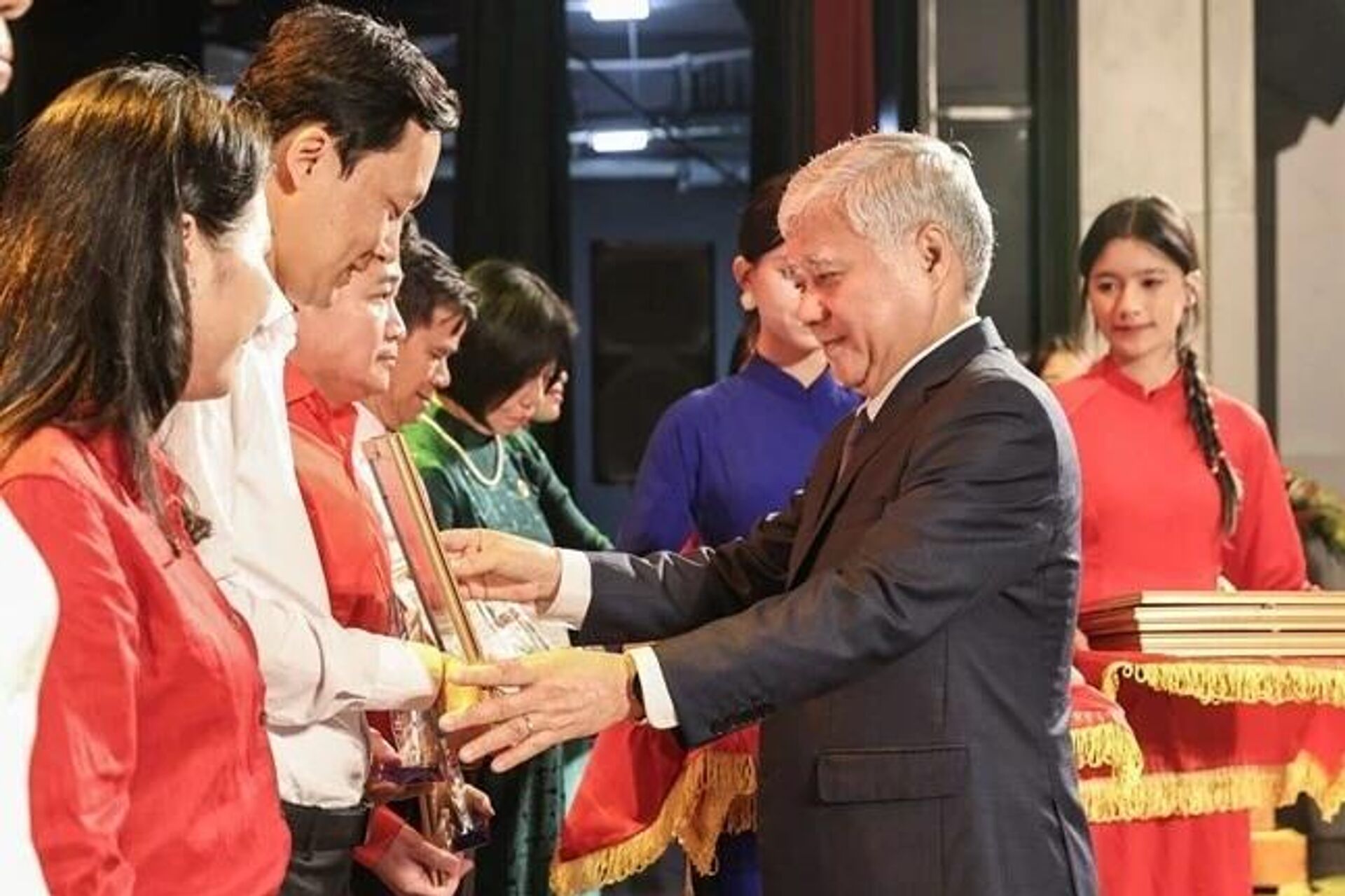 Ông Đỗ Văn Chiến trao khen thưởng cho các tập thể, cá nhân tiêu biểu trong vận động ủng hộ Cuba - Sputnik Việt Nam, 1920, 18.10.2025