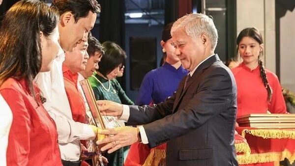 Ông Đỗ Văn Chiến trao khen thưởng cho các tập thể, cá nhân tiêu biểu trong vận động ủng hộ Cuba - Sputnik Việt Nam