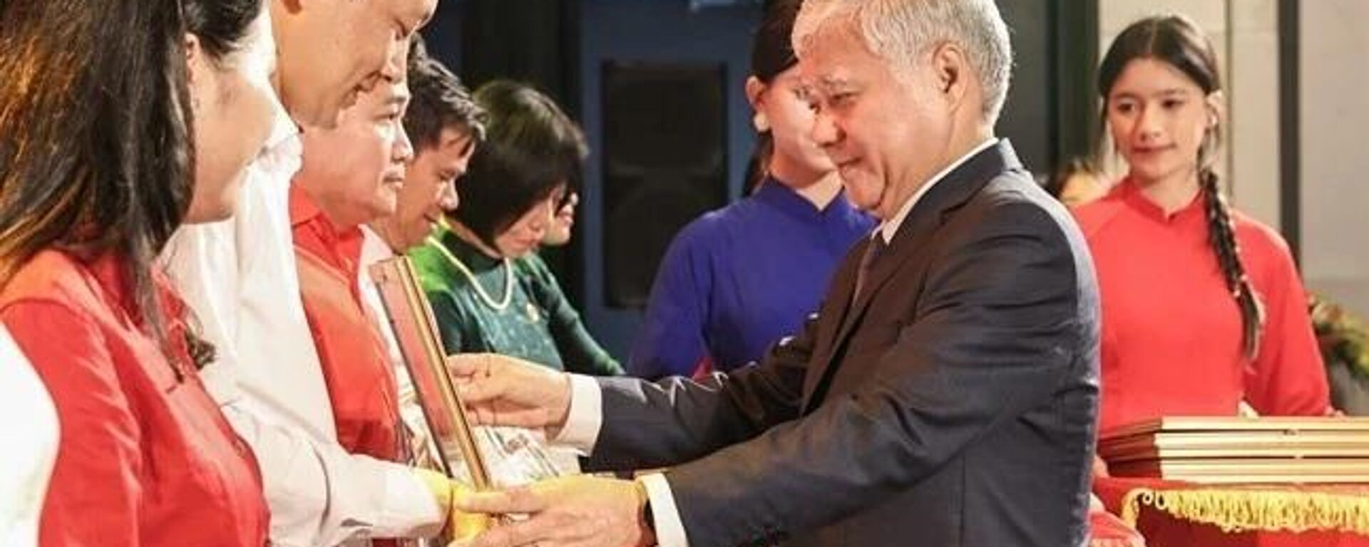 Ông Đỗ Văn Chiến trao khen thưởng cho các tập thể, cá nhân tiêu biểu trong vận động ủng hộ Cuba - Sputnik Việt Nam, 1920, 11.11.2025