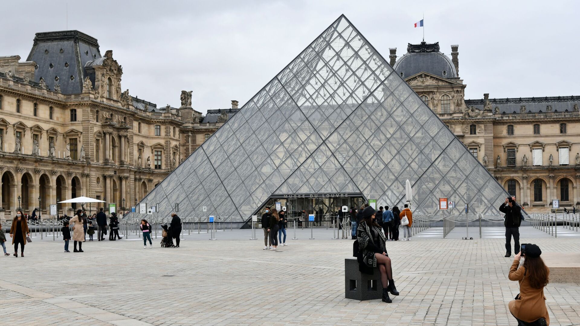 Bảo tàng Louvre Bảo tàng Louvre - Sputnik Việt Nam, 1920, 20.10.2025