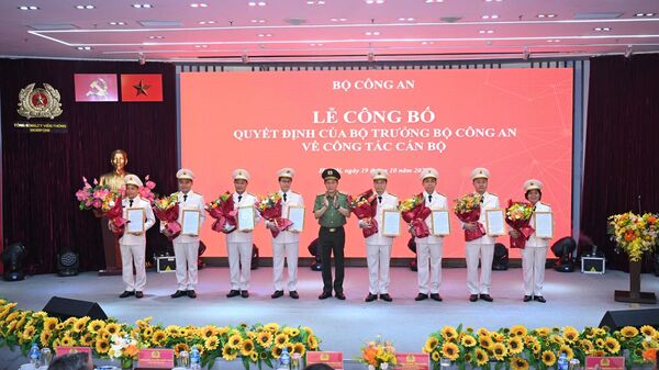 Bộ trưởng Lương Tam Quang trao quyết định tuyển chọn vào lực lượng Công an và phong cấp bậc hàm cho các đồng chí lãnh đạo chủ chốt MobiFone. - Sputnik Việt Nam