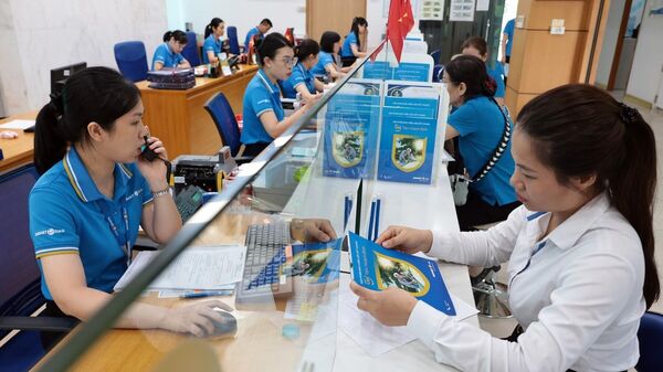 Khách hàng giao dịch tại BAOVIET Bank chi nhánh Hải Phòng
 - Sputnik Việt Nam