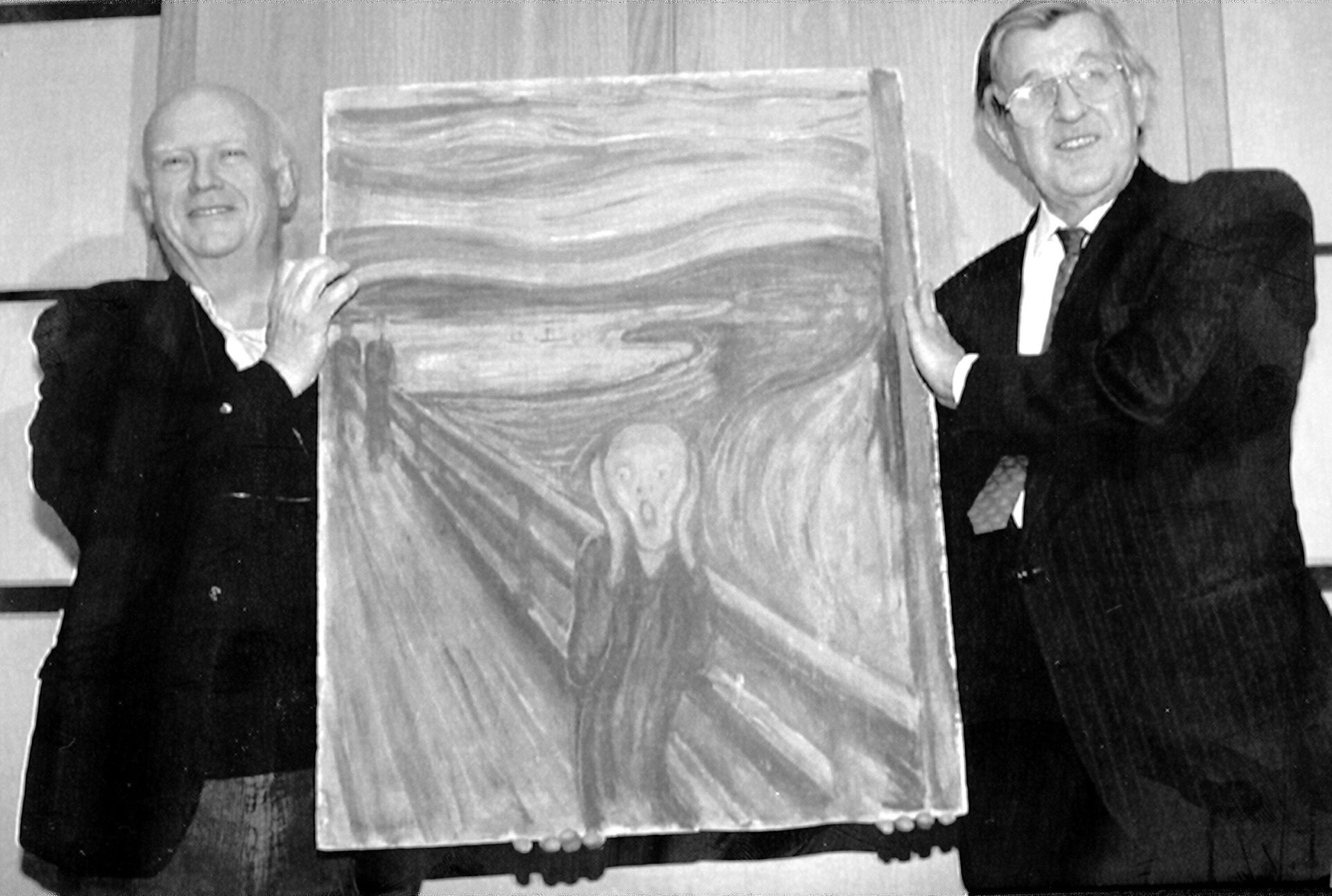 Giám đốc Phòng trưng bày Quốc gia Oslo Knut Berg và giám tuyển bảo tàng Leif Plahter giới thiệu bức tranh nổi tiếng Tiếng Thét của Munch được tìm thấy bốn tháng sau khi bị đánh cắp khỏi Bảo tàng Quốc gia, Na Uy Giám đốc Phòng trưng bày Quốc gia Oslo Knut Berg và giám tuyển bảo tàng Leif Plahter giới thiệu bức tranh nổi tiếng Tiếng Thét của Munch được tìm thấy bốn tháng sau khi bị đánh cắp khỏi Bảo tàng Quốc gia, Na Uy - Sputnik Việt Nam, 1920, 21.10.2025