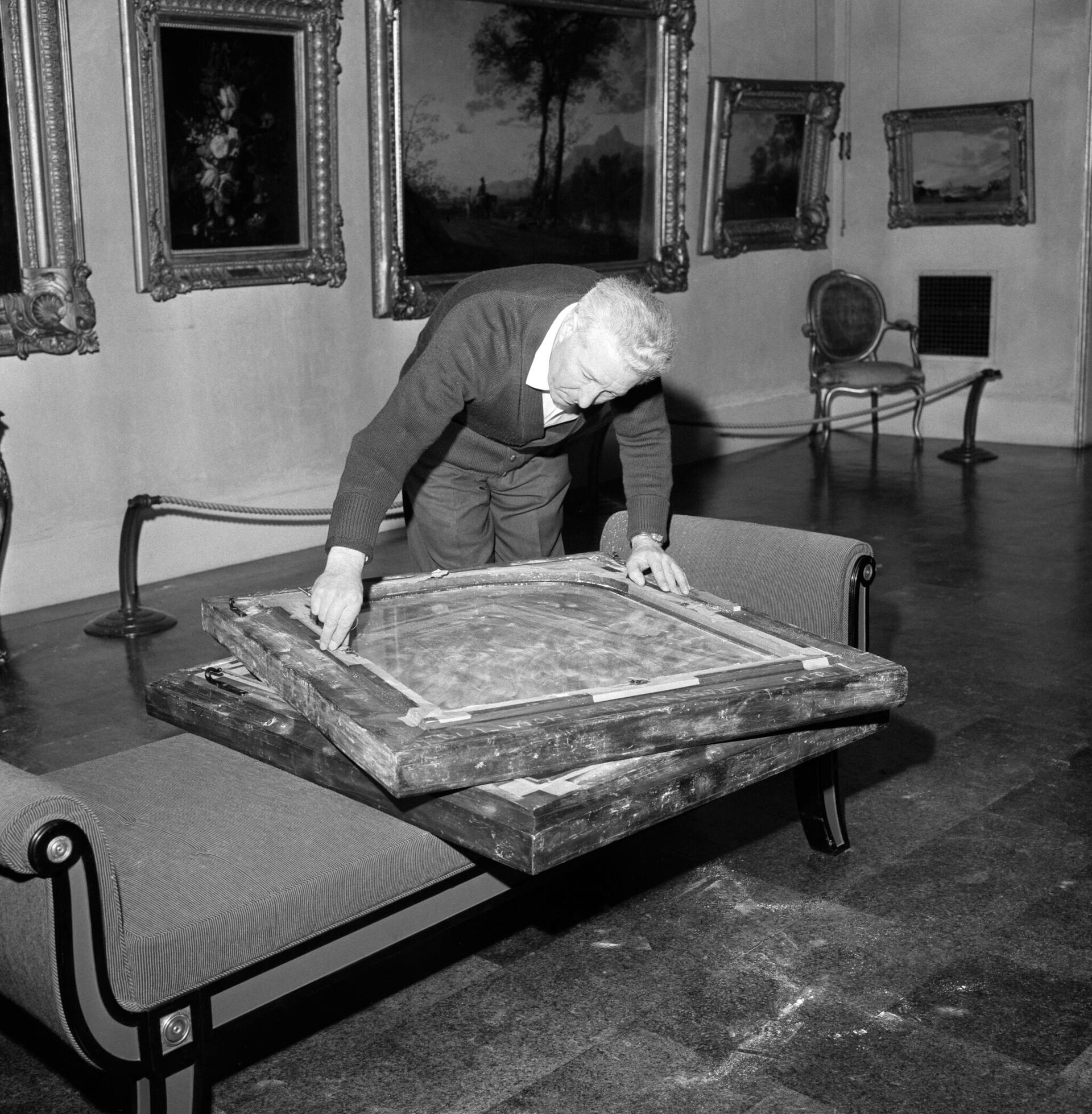 Một nhân viên bảo tàng đang kiểm tra các khung tranh mà bọn trộm để lại, sau khi chúng đã lấy đi ba bức tranh của Rembrandt, ba bức tranh của Rubens và hai bức tranh khác. Một nhân viên bảo tàng đang kiểm tra các khung tranh mà bọn trộm để lại, sau khi chúng đã lấy đi ba bức tranh của Rembrandt, ba bức tranh của Rubens và hai bức tranh khác. - Sputnik Việt Nam, 1920, 21.10.2025