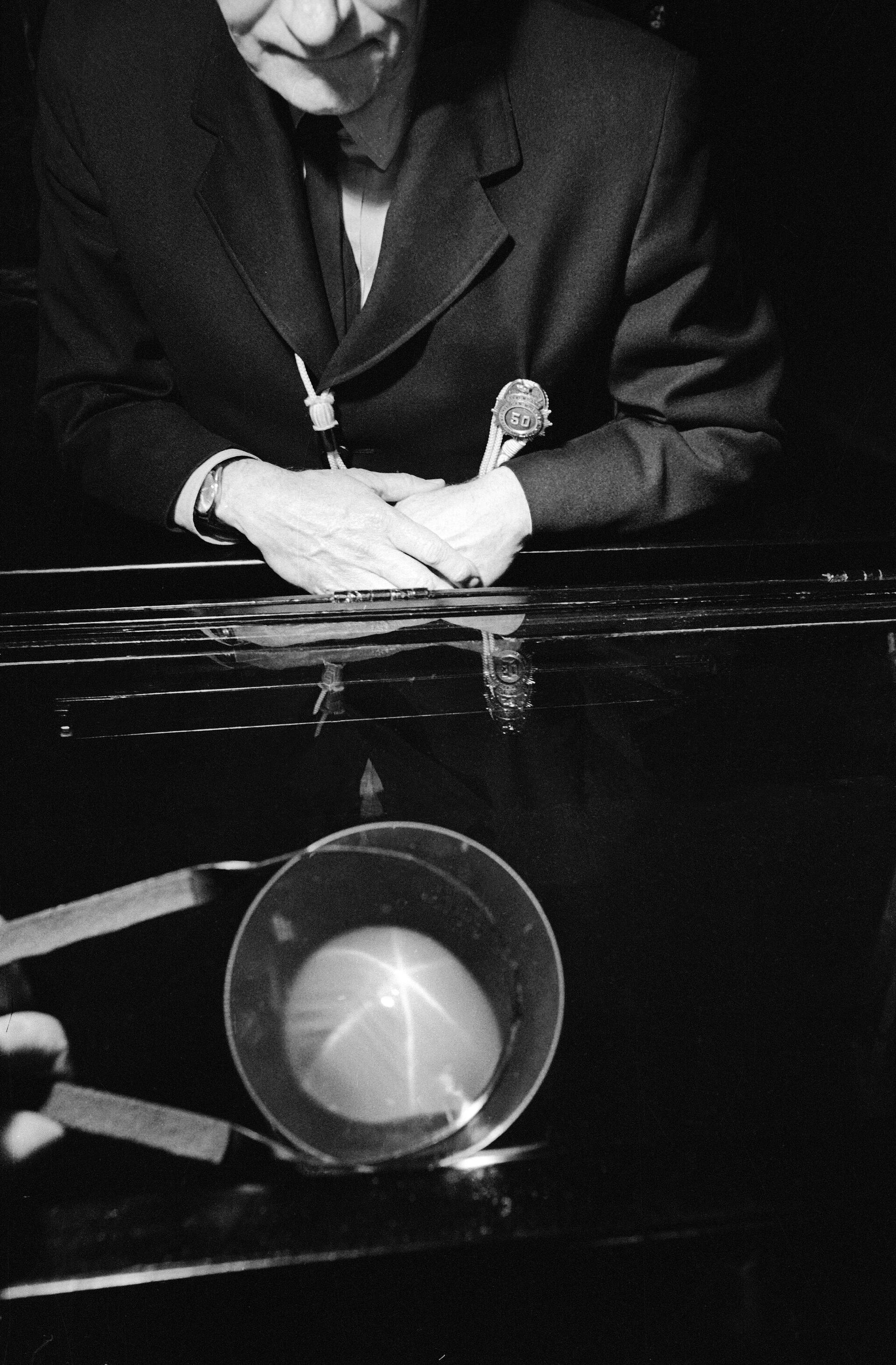 Một nhân viên bảo vệ tại Bảo tàng Lịch sử Tự nhiên Hoa Kỳ ở New York đang theo dõi chặt chẽ viên Sapphire Ngôi sao Ấn Độ nặng 563 carat vào ngày 9 tháng 4 năm 1965 Một nhân viên bảo vệ tại Bảo tàng Lịch sử Tự nhiên Hoa Kỳ ở New York đang theo dõi chặt chẽ viên Sapphire Ngôi sao Ấn Độ nặng 563 carat vào ngày 9 tháng 4 năm 1965 - Sputnik Việt Nam, 1920, 21.10.2025