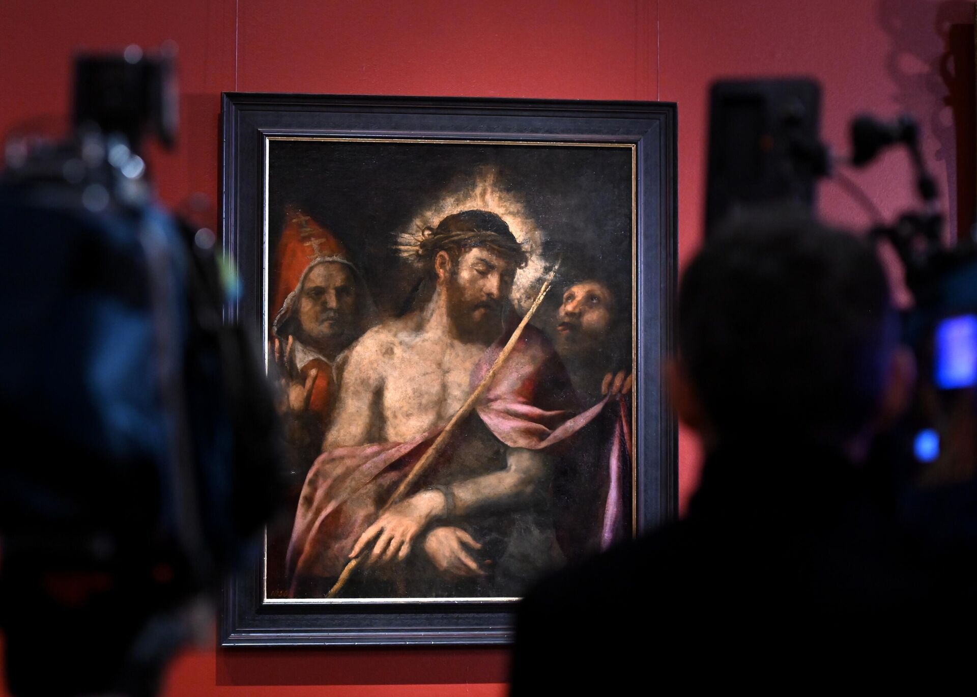 Các nhà báo chụp ảnh bức tranh Ecce Homo của Titian Vecellio vừa được phục chế và đưa trở lại triển lãm thường trực tại Bảo tàng Pushkin Các nhà báo chụp ảnh bức tranh Ecce Homo của Titian Vecellio vừa được phục chế và đưa trở lại triển lãm thường trực tại Bảo tàng Pushkin - Sputnik Việt Nam, 1920, 21.10.2025